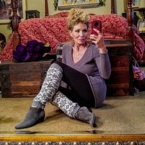 💐🥰 beautiful suede leather booty size 6 and 1/2